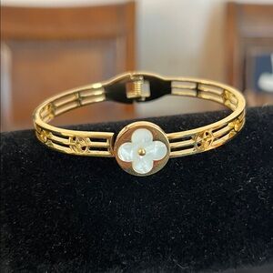 Elegant Gold and White Floral Bracelet